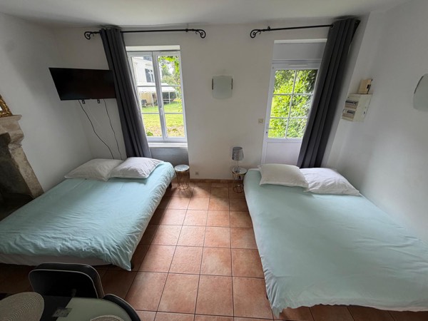 Chambre avec lits et vue sur le jardin, maison à louer en Sarthe