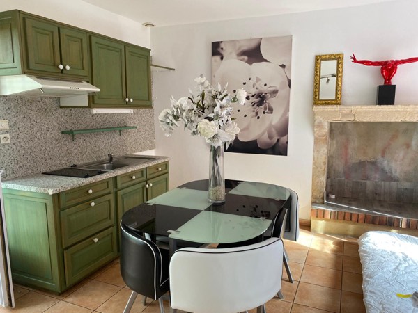 Cuisine entièrement équipée et coin repas de la maison