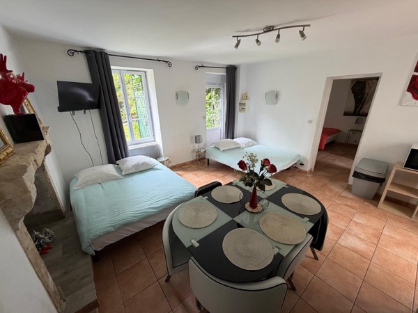 Séjour avec cheminée et coin repas, location de vacances en Sarthe